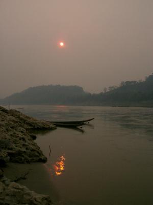 Kurz vor Sonnenuntergang am  Mekong in Luang Prabang